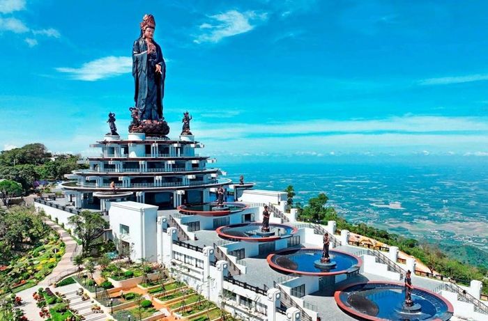 Núi Bà Đen - điểm tham quan thu hút nhiều khách du lịch trong nước.