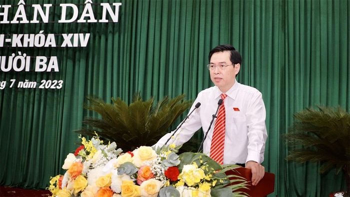 Trưởng Ban Kinh tế - Ngân sách HĐND tỉnh Lê Văn Tâm trình bày Báo cáo thẩm tra tại kỳ họp