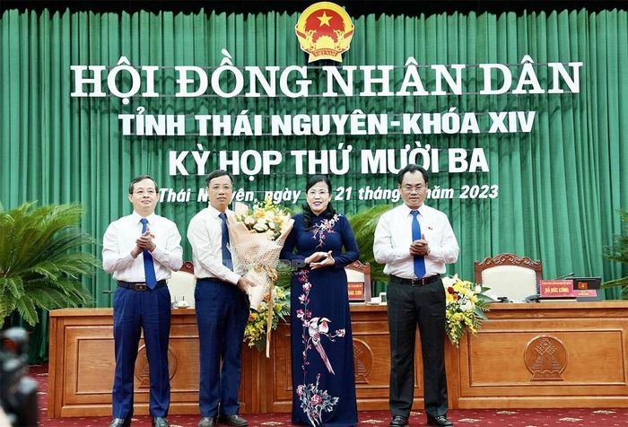 Thường trực Tỉnh ủy tặng hoa chúc mừng ông Phan Đức Cường được bầu vào chức danh Ủy viên UBND tỉnh Thái Nguyên khóa XIV, nhiệm kỳ 2021 - 2026