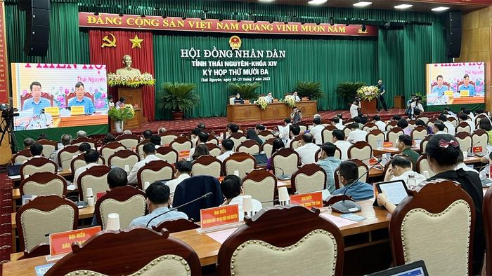 Các đại biểu theo dõi Báo cáo tình hình kinh tế - xã hội 6 tháng đầu năm và một số nhiệm vụ trọng tâm 6 tháng cuối năm 2023 của UBND tỉnh bằng hình ảnh được trình chiếu tại kỳ họp