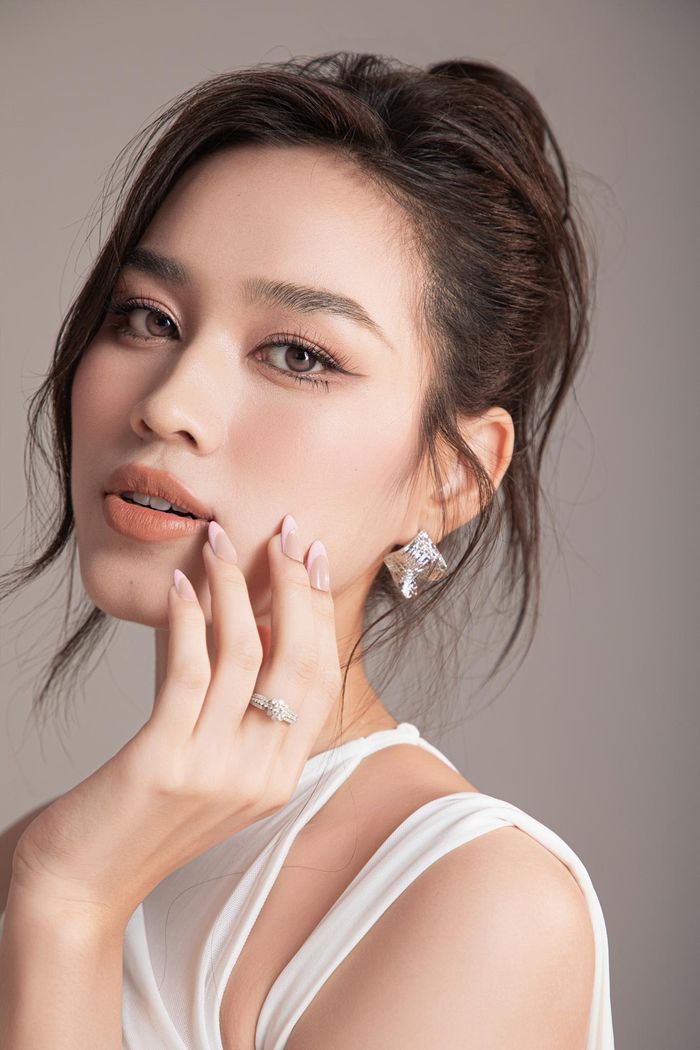 Kể từ khi đăng quang đến nay, Đỗ Thị Hà không ngừng chăm chỉ khi hoạt động ở nhiều lĩnh vực khác nhau. Nàng hậu luôn đảm nhận những vị trí quan trọng trên các sàn catwalk nhờ việc sở hữu vóc dáng thanh mảnh cùng đôi chân dài 1m11. Cô cũng góp mặt trong nhiều bộ sưu tập thời trang và là nàng thơ của các nhà thiết kế hàng đầu Việt Nam. Ngoài ra, cô còn thể hiện khả năng MC ở nhiều sự kiện.