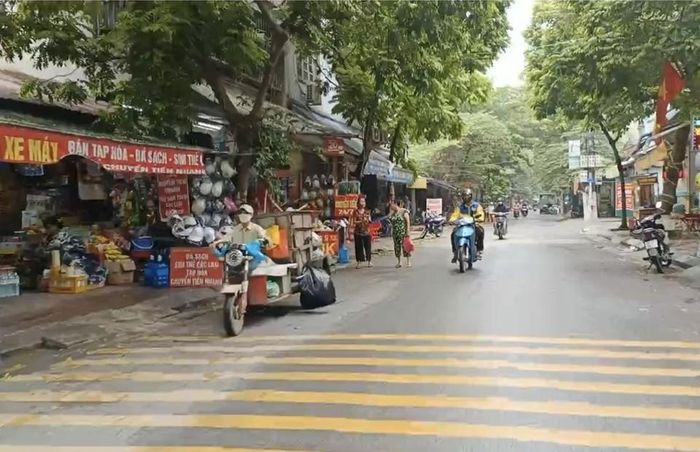 Tình trạng lấn chiếm vỉa hè làm nơi kinh doanh diễn ra khá phổ biến xung quanh Bến xe Giáp Bát.