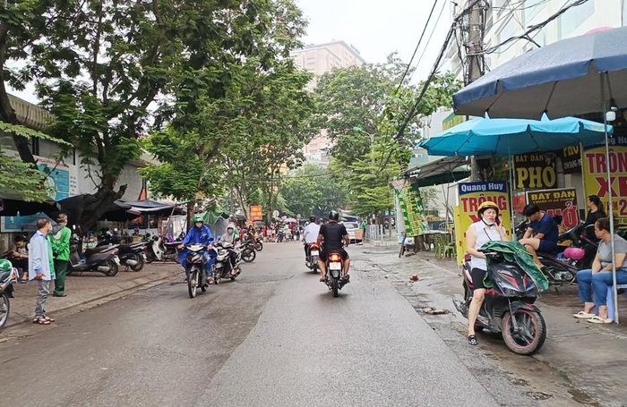 Hàng loạt điểm trông giữ phương tiện tự phát mọc lên quanh bến xe Giáp Bát.