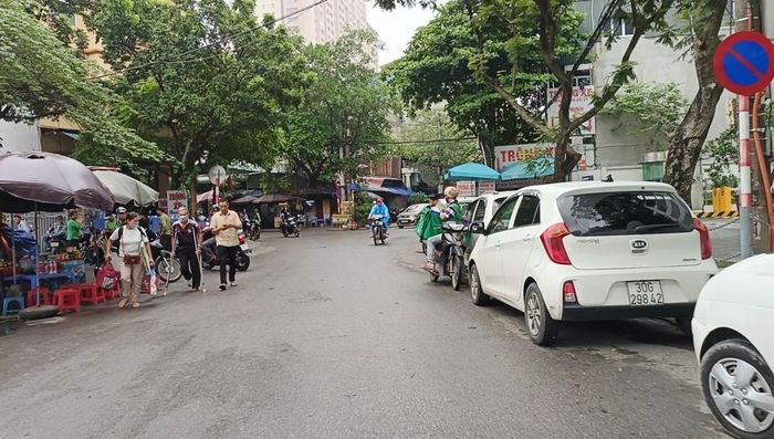 Tại khu vực đường vào của xe khách, lòng đường, vỉa hè bị chiếm dụng làm nơi kinh doanh, trông giữ phương tiện phớt lờ biển cấm.