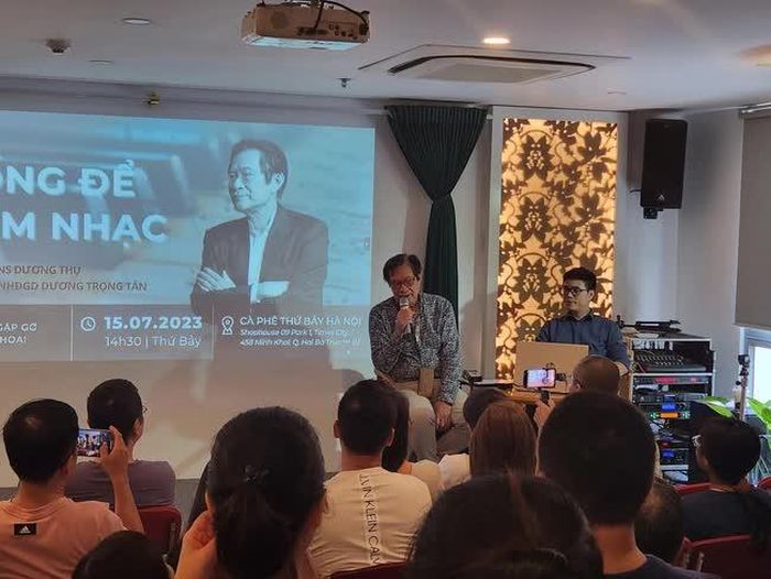 Nhạc sĩ Dương Thụ và khán giả. Ảnh: Page Café thứ 7 Hà Nội