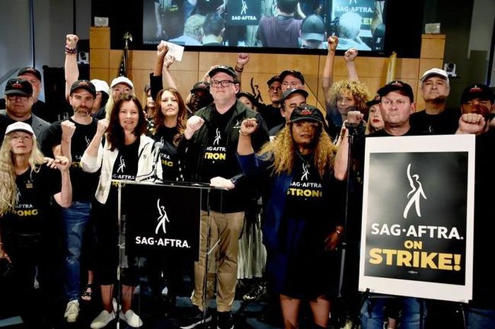 Chủ tịch SAG-AFTRA Fran Drescher (thứ 3 từ trái qua), tham gia biểu tình cùng các thành viên hiệp hội ở Los Angeles tuần trước