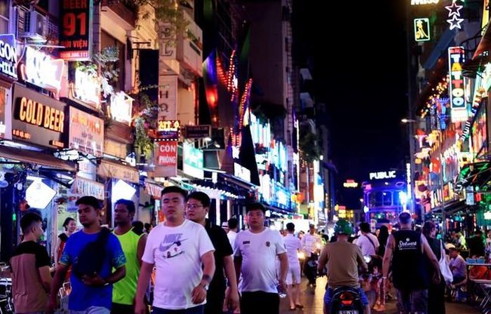 Phố Tây Bùi Viện (Quận 1, Thành phố Hồ Chí Minh) về đêm luôn thu hút rất đông khách quốc tế