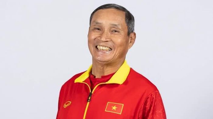 "Ông Mai Đức Chung- huấn luyện viên của đội tuyển nữ Việt Nam, đã bước vào tuổi 73 tháng trước. Ông sẽ trở thành huấn luyện viên lớn tuổi nhất trong lịch sử World Cup", FIFA xác nhận. Kỷ lục trước đó thuộc về HLV Otto Rehhagel, người đã 71 tuổi 317 ngày khi dẫn dắt Hy Lạp gặp Argentina tại World Cup 2010 diễn ra ở Nam Phi.