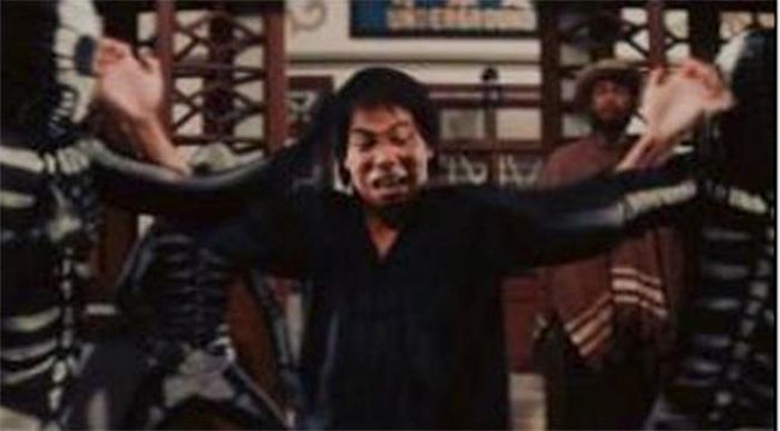 Lương Tiểu Long đóng vai Tiểu Long trong "Lý Tam cước uy thần địa ngục môn" (1977)