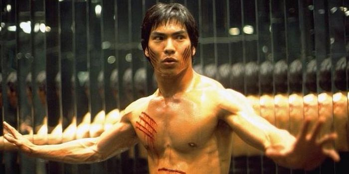 Lý Tiệt (Jason Scott Lee) trong chân dung Lý Tiểu Long, phim "Dragon: the Bruce Lee Story"