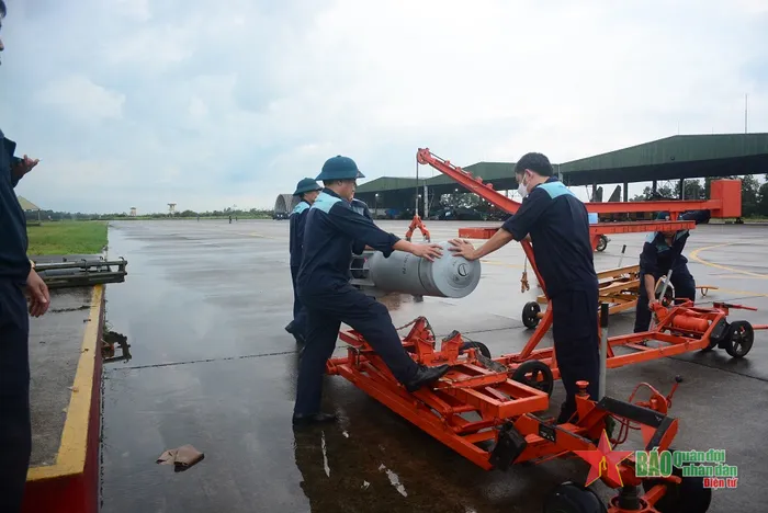 Vận chuyển bom đơn ra máy bay.