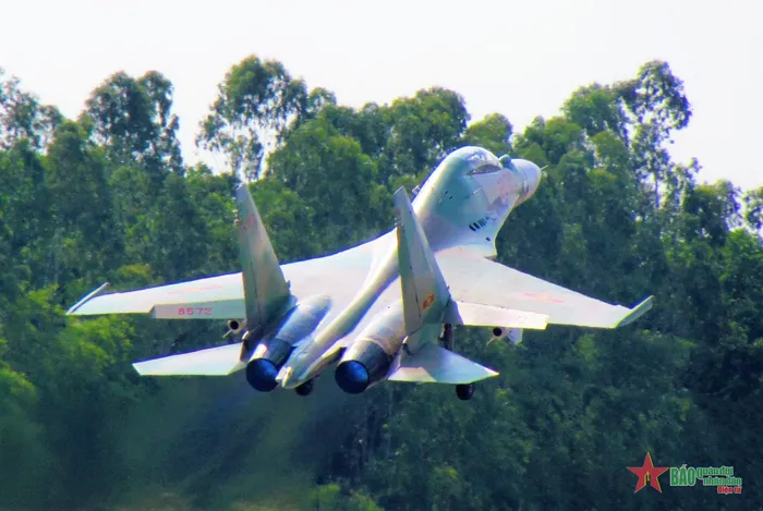 Su-30MK2 xuất kích đơn chiếc.