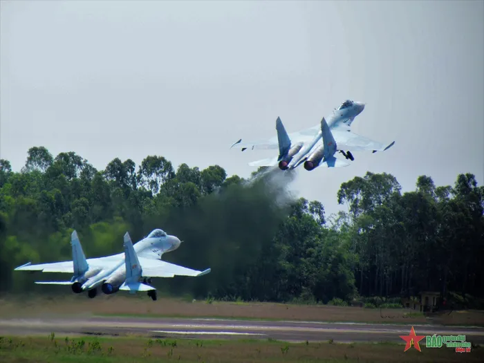 Kíp bay Su-30MK2 xuất kích.