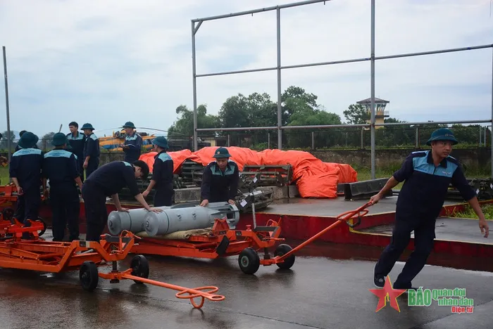 Vận chuyển bom đến các máy bay Su-30MK2.