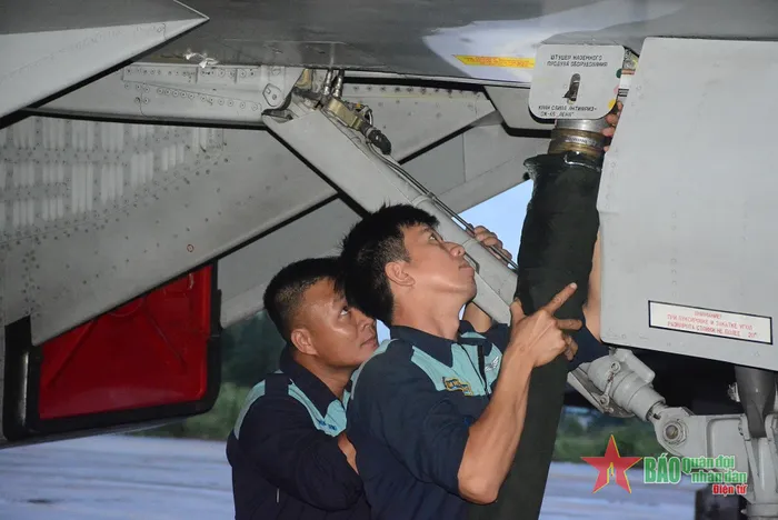 Nạp nhiên liệu cho Su-30KM2.