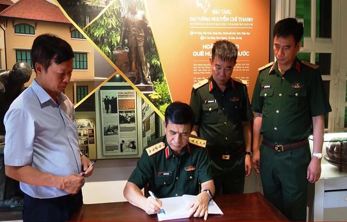 Đại tướng Phan Văn Giang ghi sổ vàng lưu niệm tại Bảo tàng Đại tướng Nguyễn Chí Thanh. Ảnh: Hồng Pha