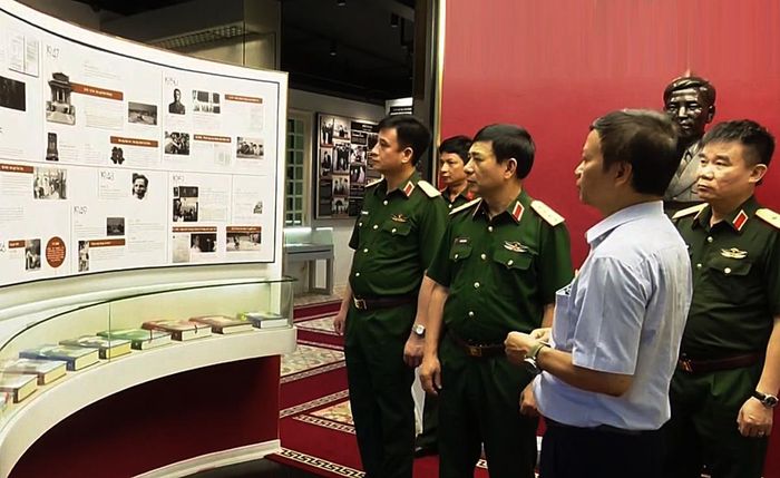 Đại tướng Phan Văn Giang tham quan Bảo tàng Đại tướng Nguyễn Chí Thanh. Ảnh: Hồng Pha