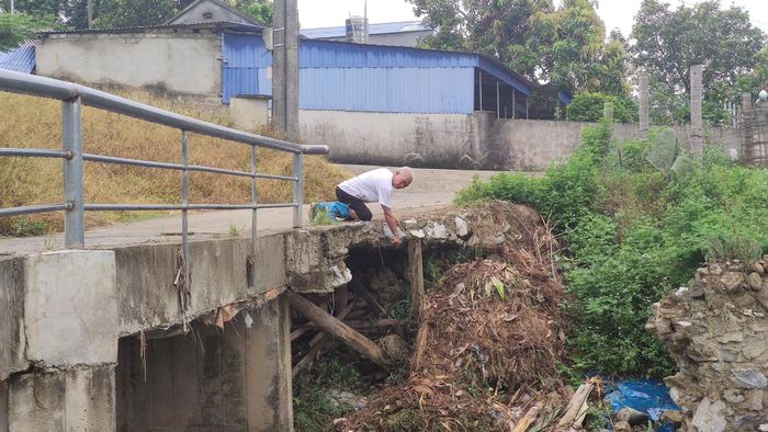 Những mố cầu bị sập và được người dân dùng gỗ chống lại.