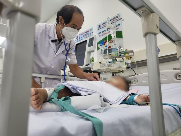 Một trường hợp mắc tay chân miệng nặng phải hồi sức tích cực. Ảnh: GL.