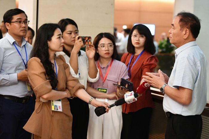 Báo chí cách mạng Việt Nam phải góp phần khơi dậy khát vọng phát triển đất nước sánh vai cường quốc năm châu. Trong ảnh: Phóng viên phỏng vấn đại biểu Quốc hội bên hành lang nghị trường. Ảnh: Hoàng Hà