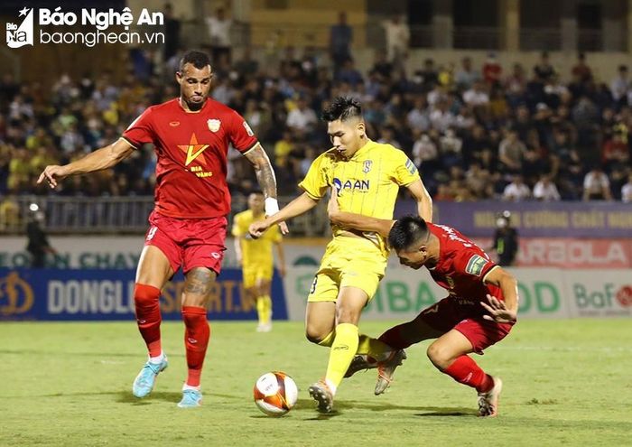  Một pha tranh bóng trong trận "derby xứ Nghệ" giữa Hồng Lĩnh Hà Tĩnh (áo đỏ) và đội chủ nhà Sông Lam Nghệ An. Ảnh: VPF 