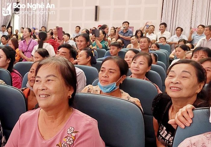  Chương trình liên hoan thu hút đông đảo khán giả huyện Diễn Châu đến cổ vũ. Ảnh: Mai Giang 