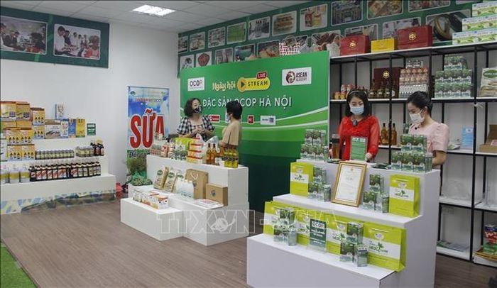 Chủ thể sản phẩm OCOP Hà Nội giới thiệu sản phẩm, quy trình sản xuất, chế biến an toàn đến khách hàng qua hình thức livestream. Ảnh: Phương Anh-TTXVN