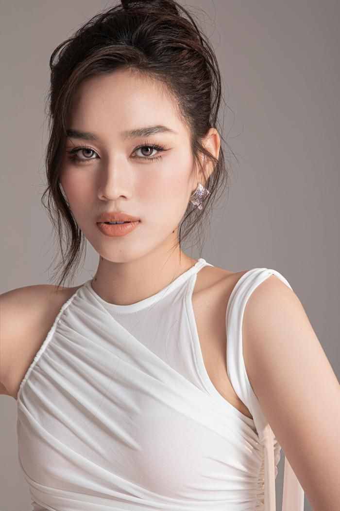 Cô cũng góp mặt trong nhiều bộ sưu tập thời trang và là nàng thơ của các nhà thiết kế hàng đầu Việt Nam. Ngoài ra, cô còn thể hiện khả năng MC ở nhiều sự kiện. 