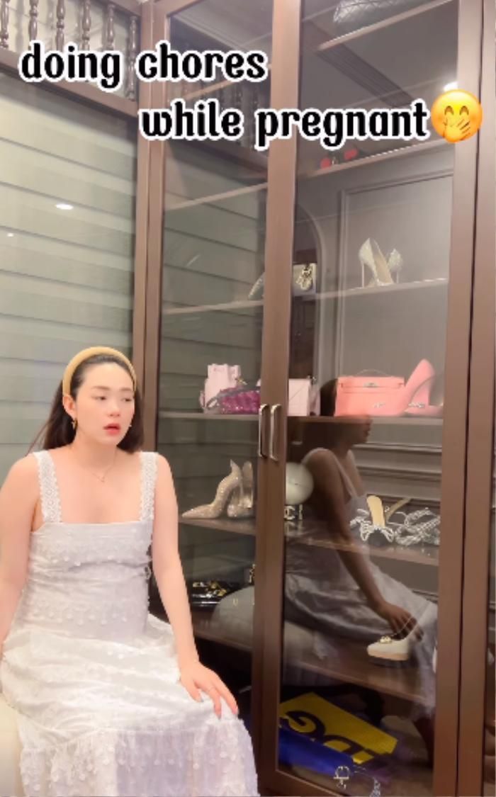 Tuy nhiên khi chỉ vừa lau tủ giày, Minh Hằng đã ngồi xuống ghế và để lộ biểu cảm mệt mỏi