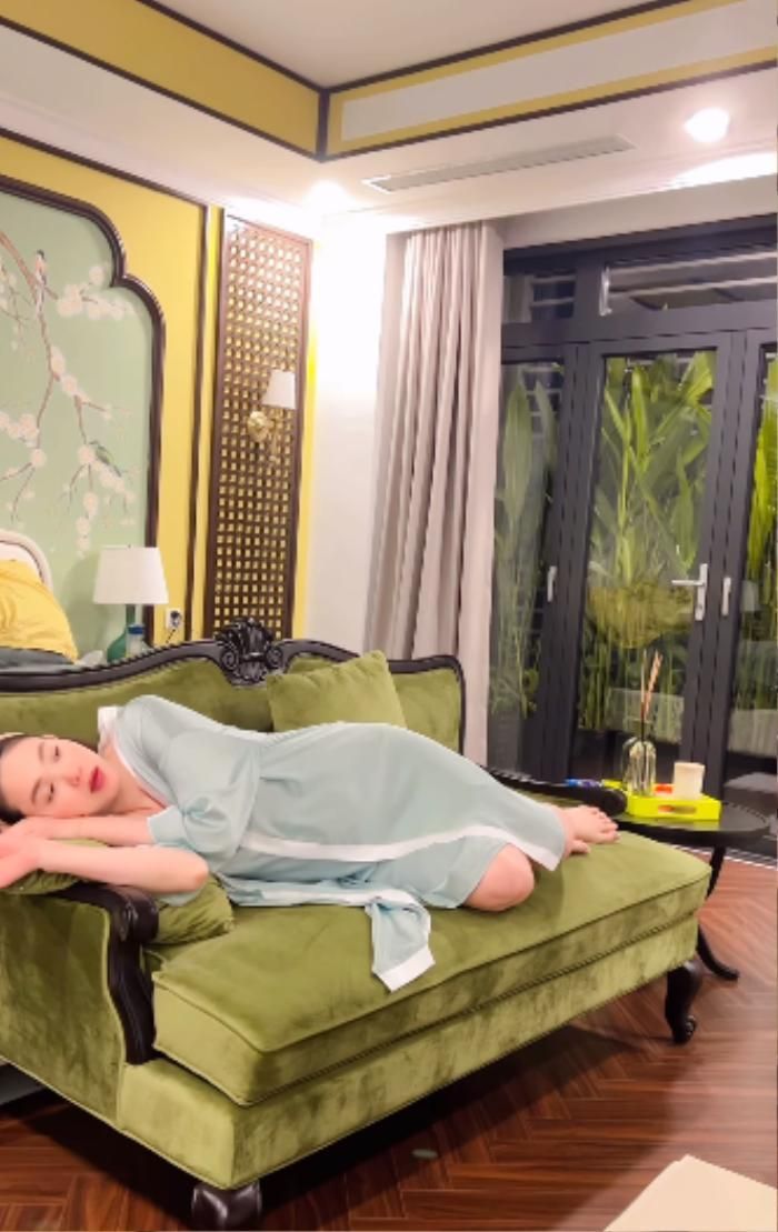 Cuối cùng Minh Hằng quyết định bỏ qua việc nhà và nằm lên sofa để nghỉ ngơi