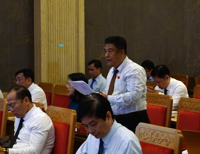 Đại biểu Trần Việt Trung - Trưởng Ban Văn hóa - Xã hội HĐND tỉnh thảo luận trước khi biểu quyết thông qua nghị quyết tại kỳ họp