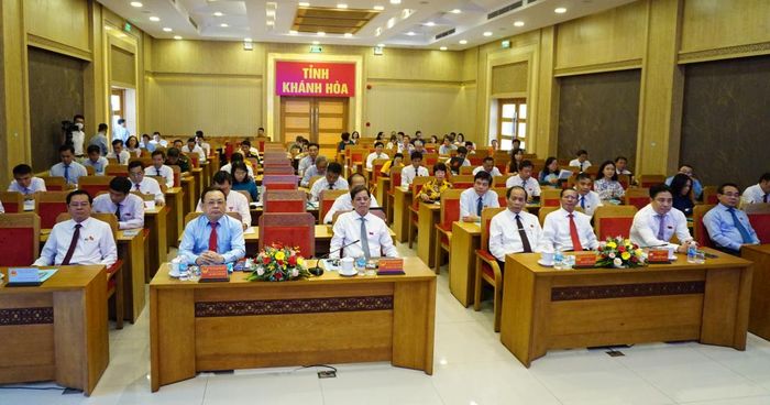 Các vị đại biểu tham dự Kỳ họp thứ 10, HĐND tỉnh khóa VII