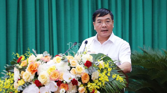 Đồng chí Hoàng Đức Khánh, Giám đốc Sở Xây dựng, trả lời chất vấn.