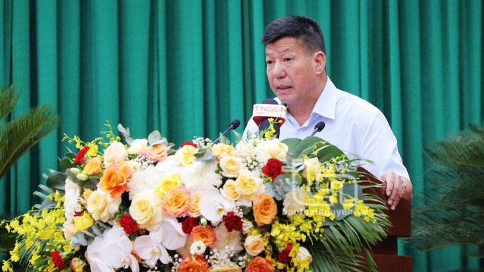 Đồng chí Phạm Quốc Chính, Giám đốc Sở Khoa học và Công nghệ, trả lời chất vấn.