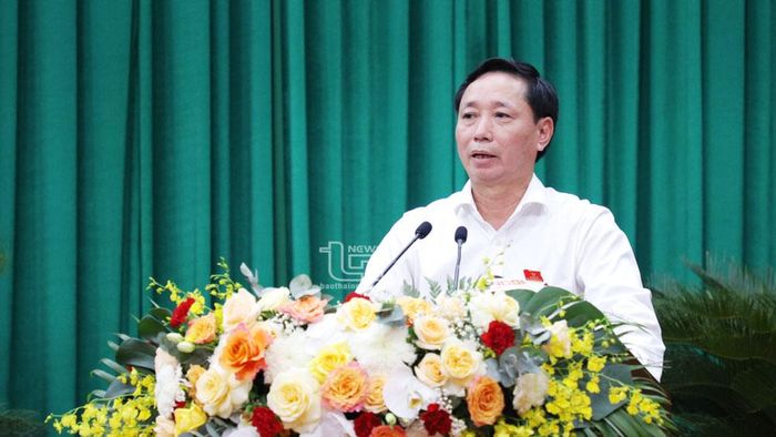 Đồng chí Phạm Văn Sỹ, Giám đốc Sở Nông nghiệp và PTNT, trả lời chất vấn.