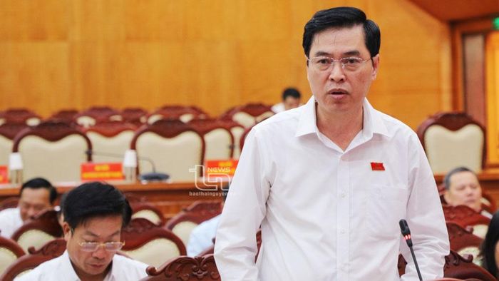 ĐB Lê Văn Tâm nêu ý kiến chất vấn.