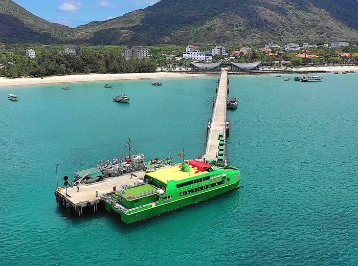Cảng tàu khách mới có thể đón cùng lúc 2 tàu khách từ đất liền ra Côn Đảo.