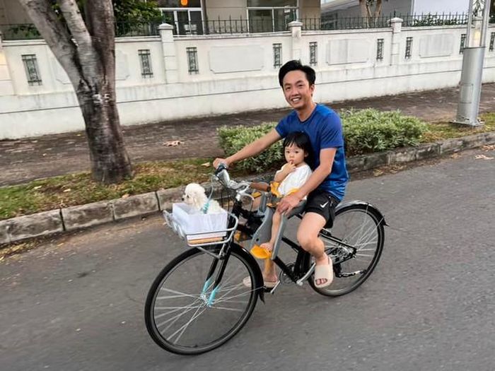Những lần Suchin được ba Cường đô la chở trên xe, từ siêu xe đến xe đạp khiến công chúng thích thú
