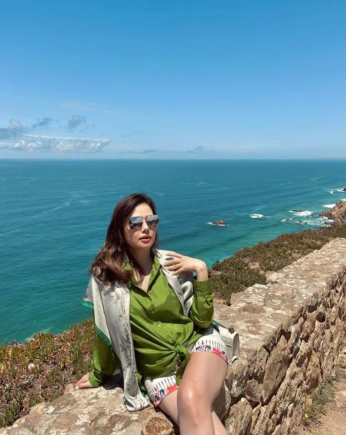 Người đẹp thường xuyên khoe cuộc sống hạnh phúc trên trang cá nhân với những chuyến du lịch, các thú vui như nấu ăn, cắm hoa.
