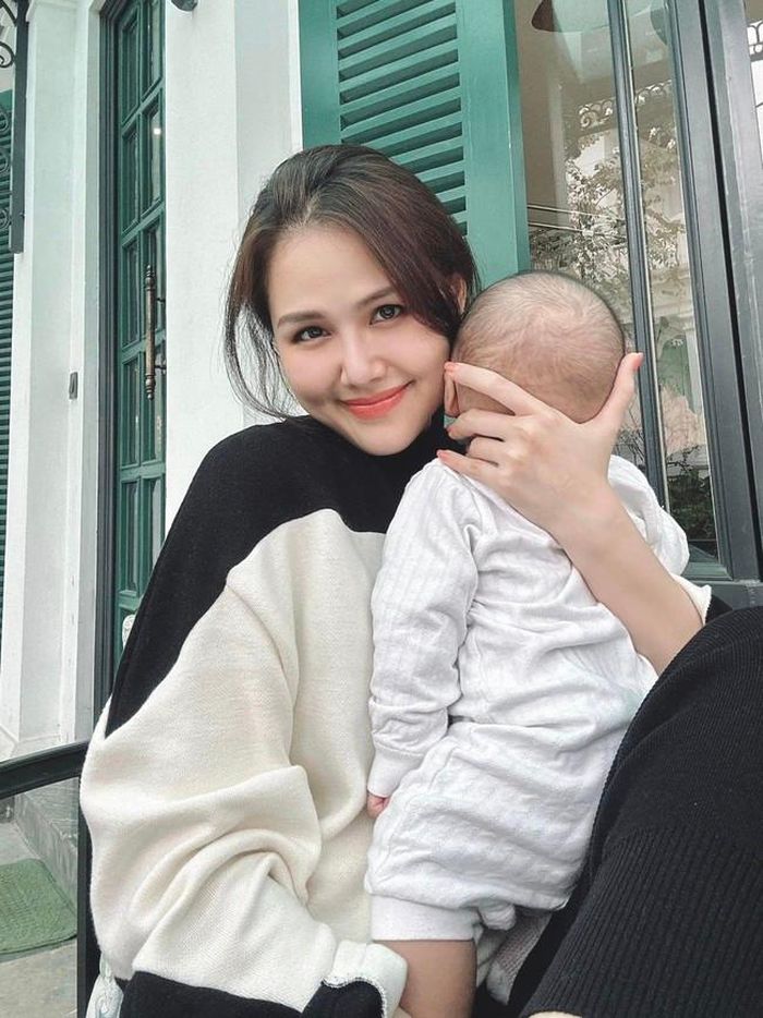 Khi có thời gian rảnh, Phanh Lee thường đưa con ra ngoài chơi cùng. Hiện tại dù không hoạt động showbiz nhưng nàng hotgirl vẫn giữ mối quan hệ thân thiết với những người bạn trong giới Vbiz như Phan Minh Huyền, Vũ Thu Hoài...