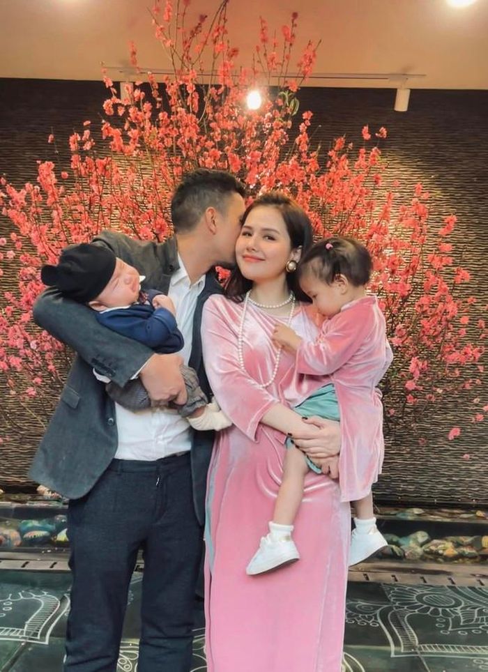 Việc có các thiên thần nhỏ khiến Phanh Lee thay đổi hoàn toàn, từ cô gái không giỏi nấu nướng, không thích việc bếp núc trở thành người phụ nữ đảm đang, thích tự tay chuẩn bị mọi đồ ăn cho con.