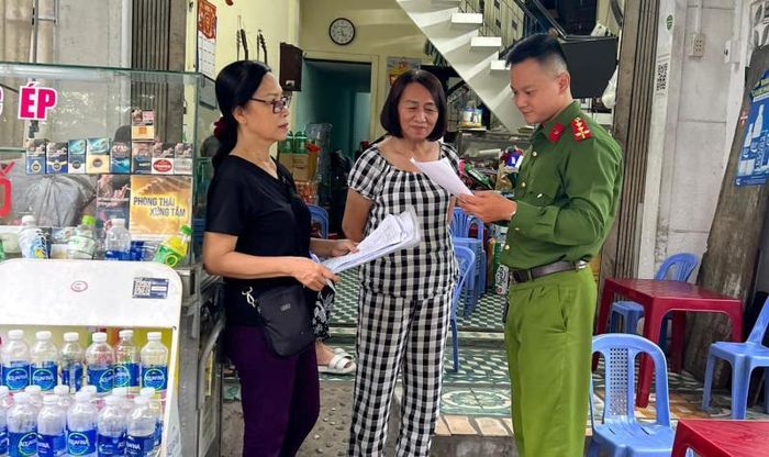 CAP Nam Dương và đại diện tổ dân phố đến tận nhà người dân tuyên truyền, hướng dẫn đăng ký TKĐDM2.