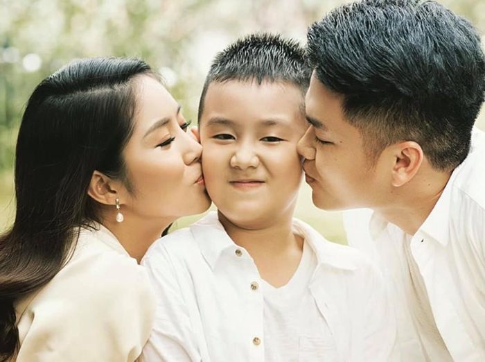 Trung Kiên luôn yêu thương bé Cà Pháo - con riêng của Lê Phương.
