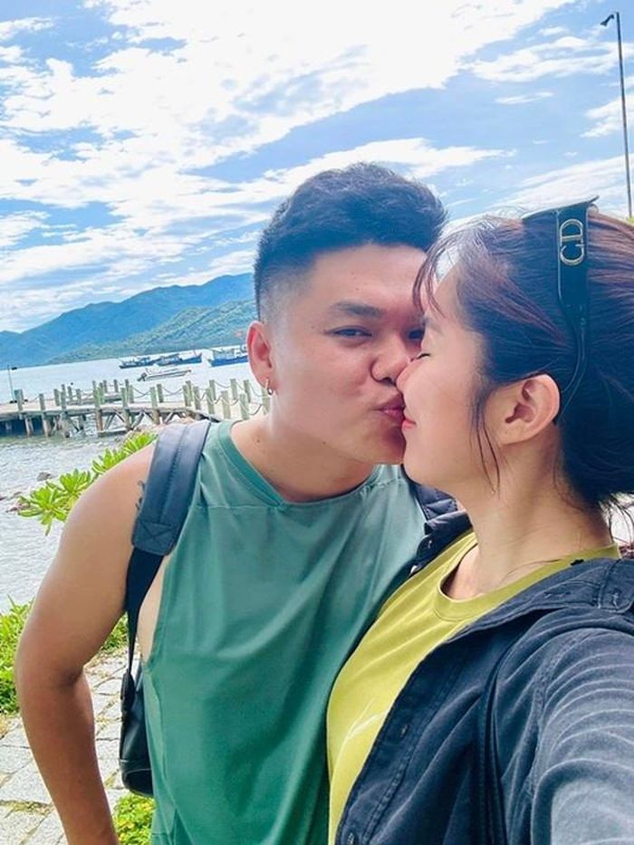 Mới đây, loạt ảnh hôn môi của Lê Phương và chồng kém 7 tuổi gây chú ý.