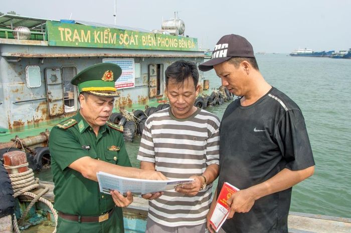 Cán bộ BĐBP Bà Rịa - Vũng Tàu tuyên truyền về chống khai thác IUU cho ngư dân trên địa bàn. Ảnh: Văn Chương