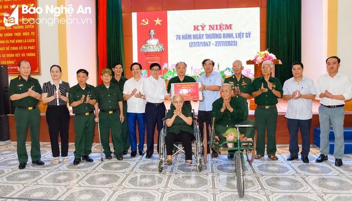 Đoàn công tác của tỉnh tặng quà cho Trung tâm Điều dưỡng thương binh Nghệ An. Ảnh: TL
