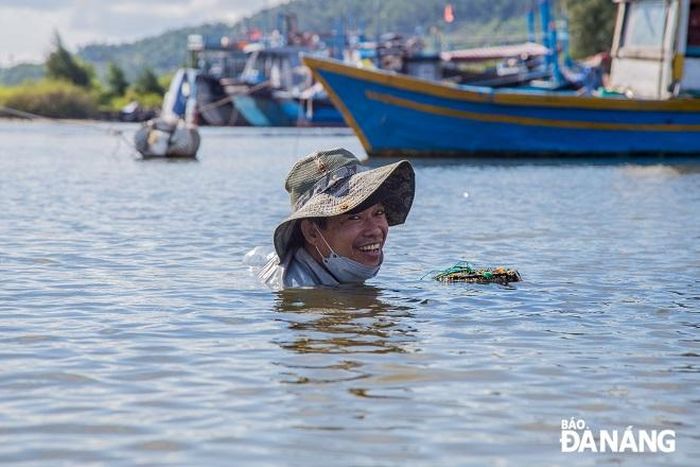 Muốn bắt được sò phi kích cỡ to, người dân phải ngâm mình dưới dòng nước lợ từ trưa đến chiều tối.