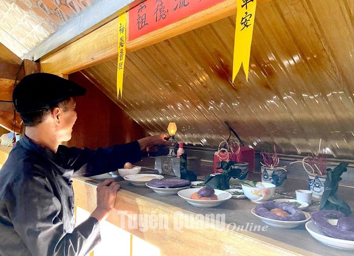Bánh giày nhân vùng đen không thể thiếu trong Lễ cúng giải hạn của đồng bào Tày.