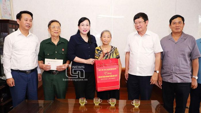 Đồng chí Bí thư Tỉnh ủy Nguyễn Thanh Hải tặng quà gia đình thương binh Phạm Văn Lợi.