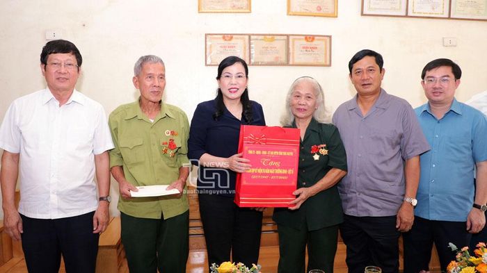 Đồng chí Bí thư Tỉnh ủy Nguyễn Thanh Hải thăm, tặng quà gia đình thương binh Trần Trọng Đính.